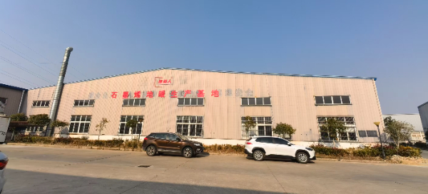 ALT="暖极人石墨烯地暖生产基地外景，自有标准化电热膜厂房实拍"