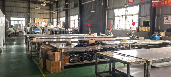 ALT="石墨烯电热膜裁切接线加工车间，成品预处理操作台实景"
