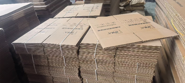 ALT="暖极人石墨烯地暖定制产品包装箱仓储，工程配套打包纸箱实拍"