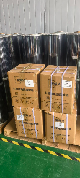 ALT="暖极人石墨烯电热膜成品整箱备货，木屋露营基地地暖批量现货仓库"
